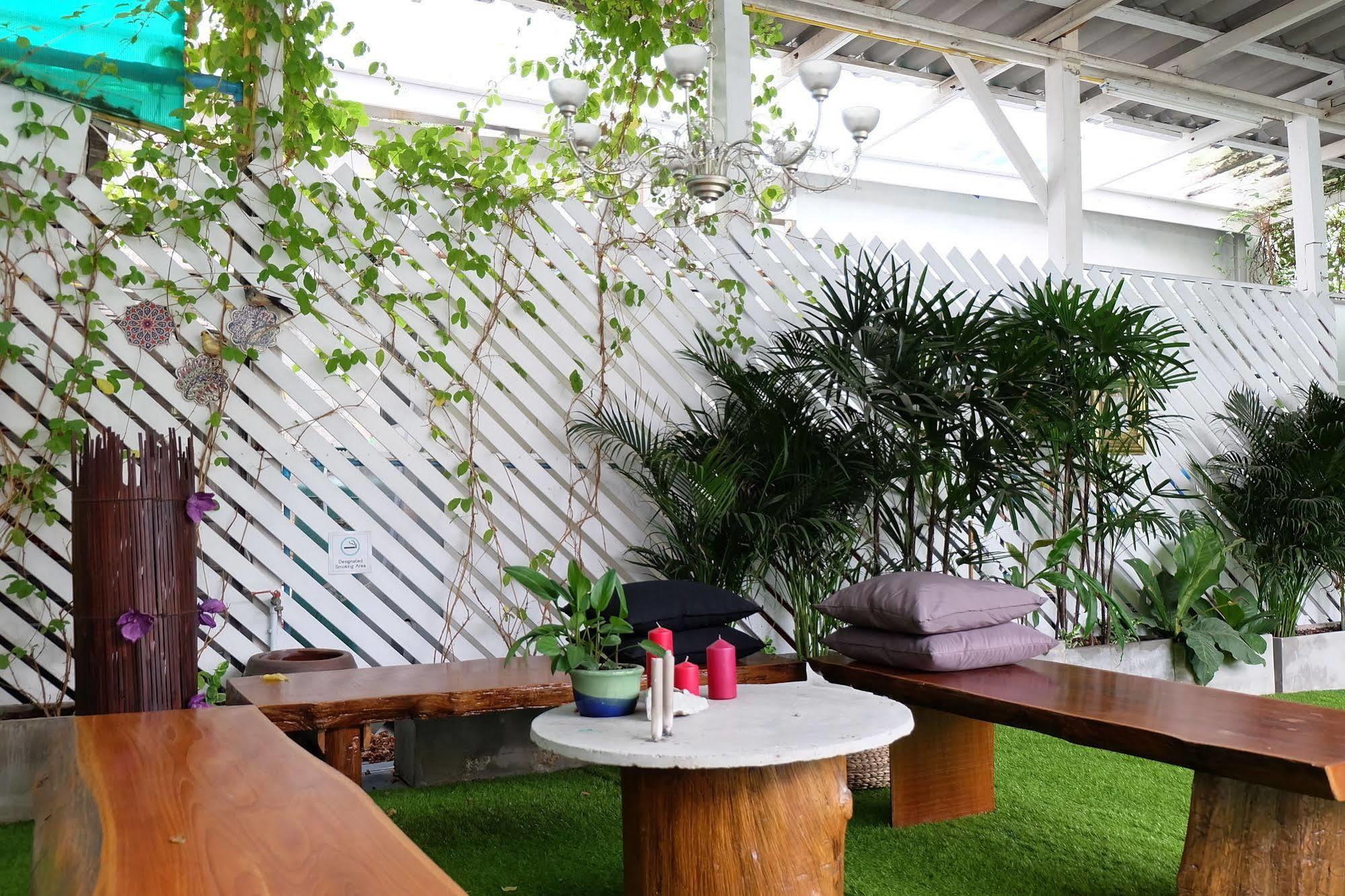 Issara House Bangkok Hotel Exterior photo