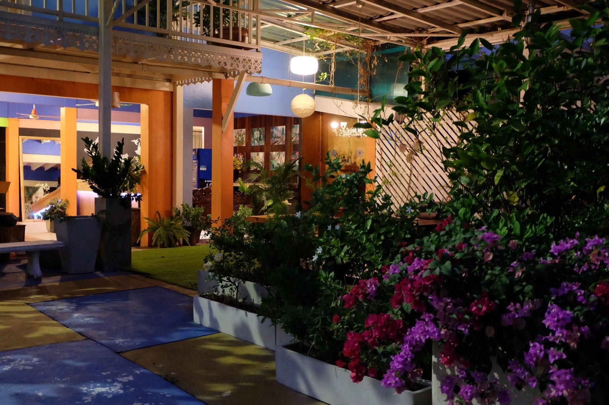 Issara House Bangkok Hotel Exterior photo