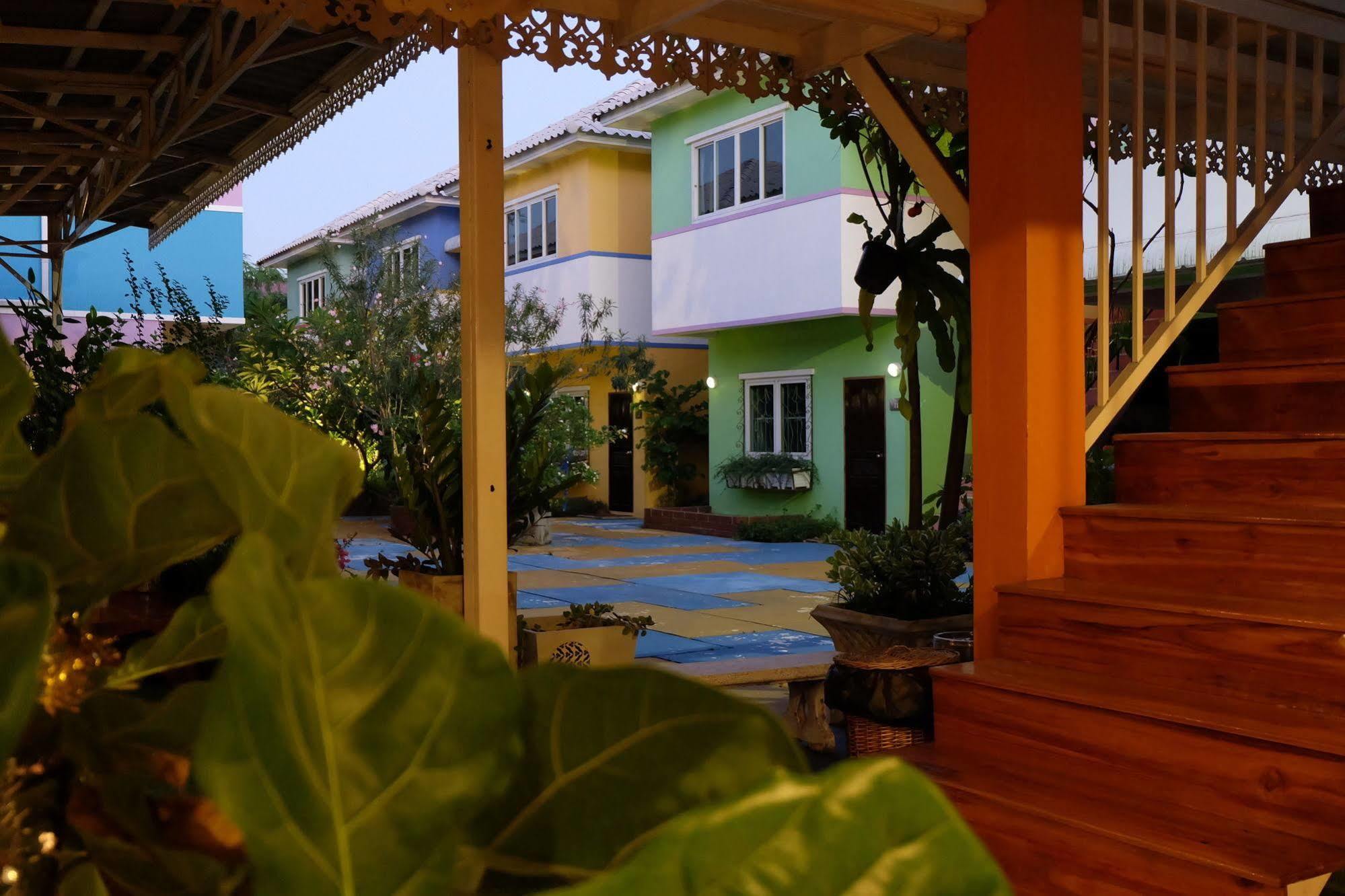 Issara House Bangkok Hotel Exterior photo