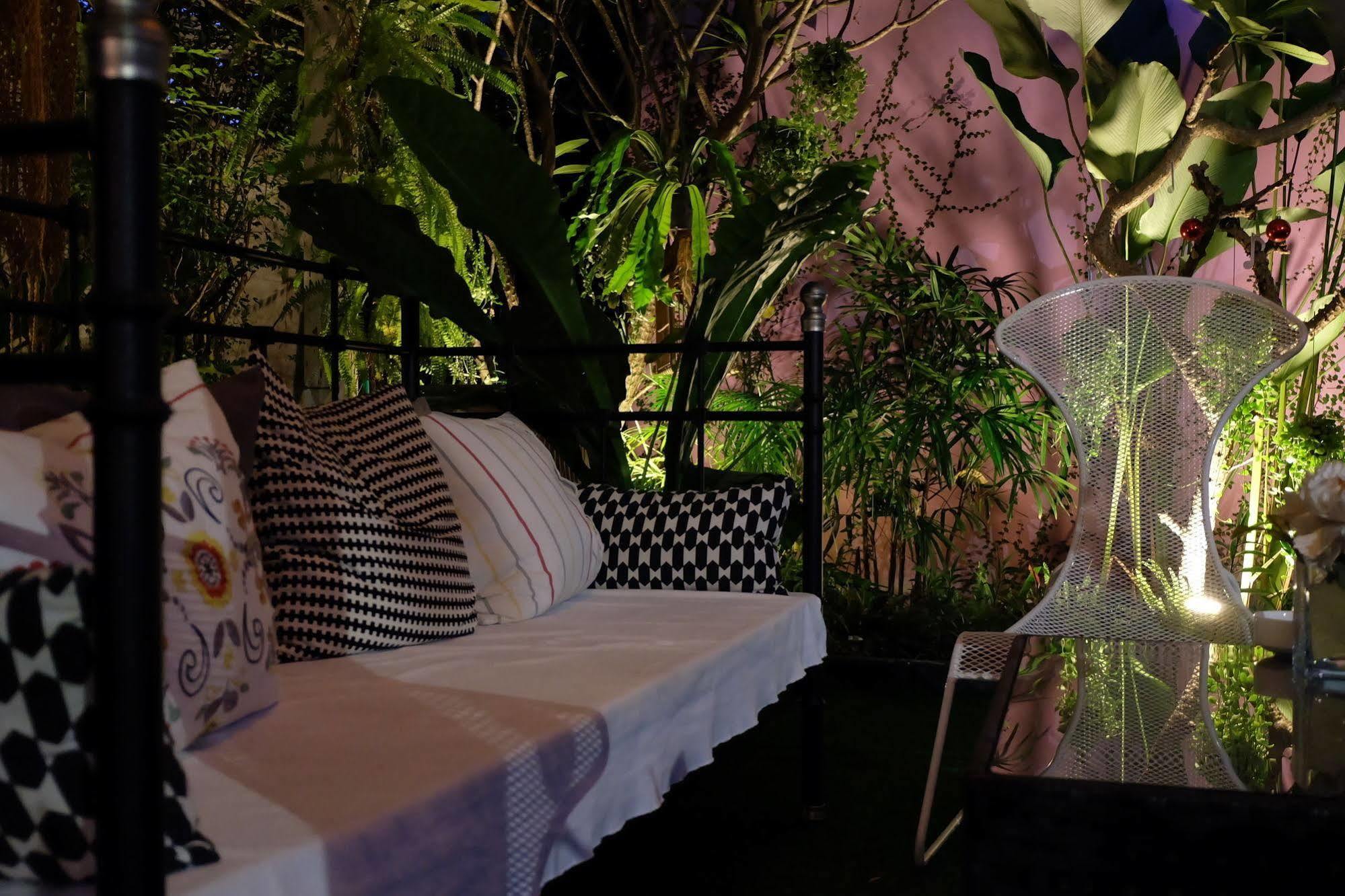 Issara House Bangkok Hotel Exterior photo